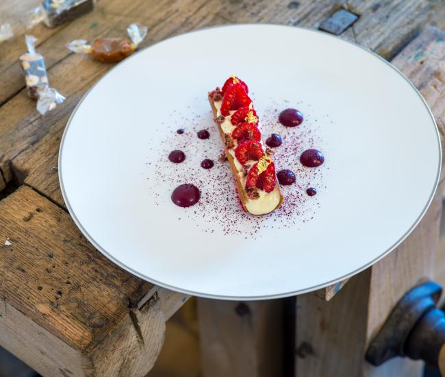 Tarte aux framboises et reine des prés